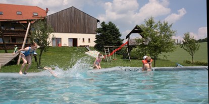 Luxuscamping - Deutschland - auch der Badespaß ist im Angebot enthalten - Ur Laub`s Hof Zirkuswagen auf dem Ur Laub`s Hof